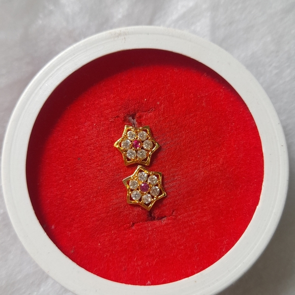 Beautiful new shaining stone desiner studs - Picture 3 of 15